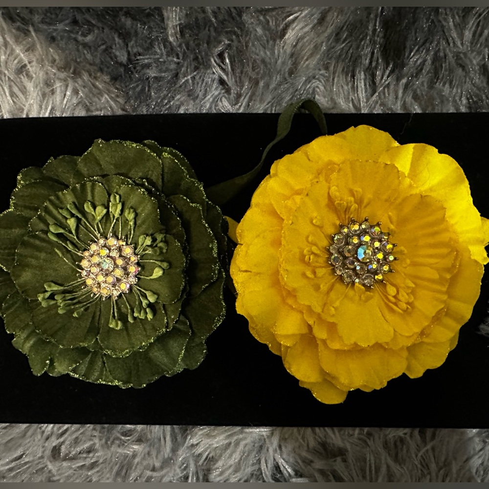 2 Tieks flowers - forest green and sunshine yellow